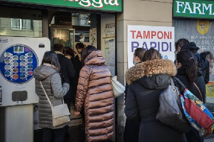 https://www.ragusanews.com/immagini_articoli/22-12-2021/un-milione-di-tamponi-in-un-mese-business-da-30-mln-di-euro-nelle-farmacie-280.jpg