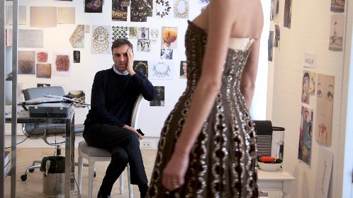 https://www.ragusanews.com/immagini_articoli/23-02-2021/1614113302-prepararsi-alla-milano-fashion-week-2021-con-4-iconici-film-3-280.jpg
