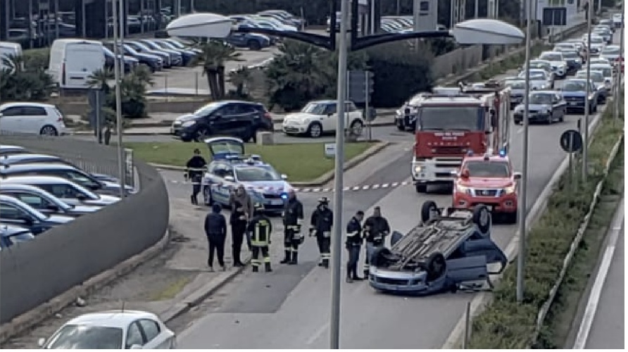 https://www.ragusanews.com/immagini_articoli/23-02-2025/auto-cappotta-e-si-ribalta-all-ingresso-di-ragusa-500.jpg