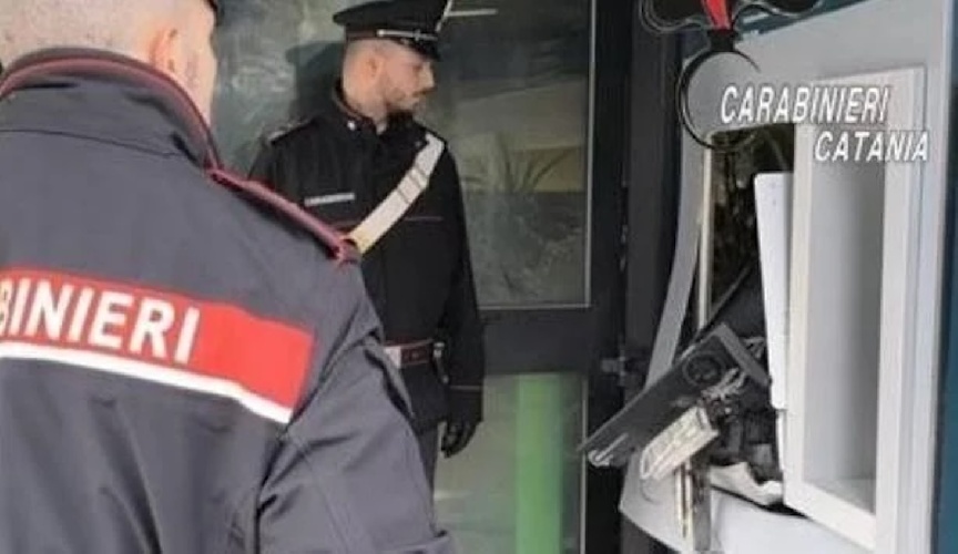 https://www.ragusanews.com/immagini_articoli/23-02-2025/datemi-un-martello-che-cosa-vuoi-fare-scassinare-il-bancomat-500.jpg