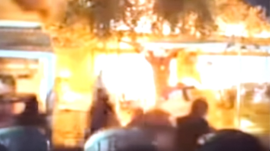 https://www.ragusanews.com/immagini_articoli/23-02-2025/incendio-al-bon-quelli-che-sono-tornati-a-ripredersi-i-giubotti-durante-il-rogo-video-500.jpg