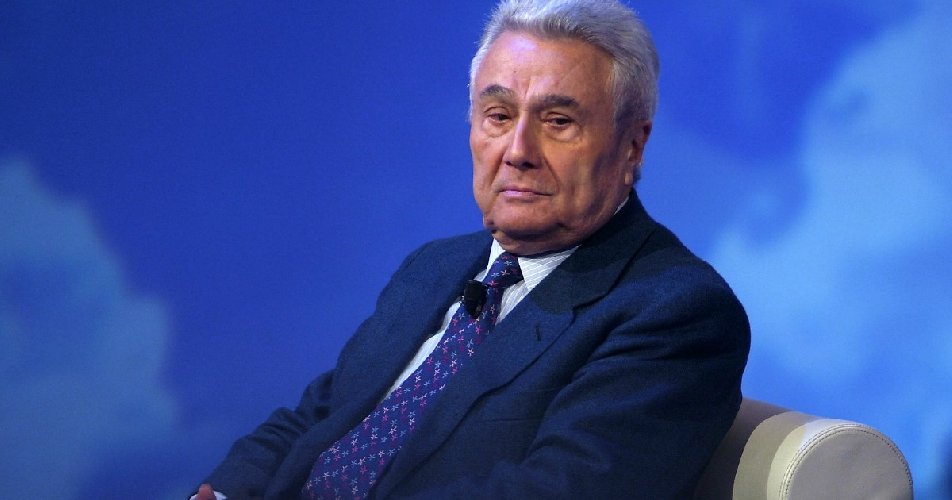https://www.ragusanews.com/immagini_articoli/23-03-2020/morto-arbasino-invento-la-casalinga-di-voghera-500.jpg