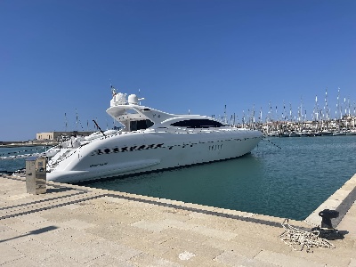 https://www.ragusanews.com/immagini_articoli/23-03-2024/yacht-il-king-mangusta-108-appena-venduto-a-marina-di-ragusa-300.jpg