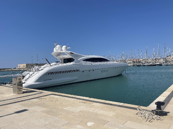 https://www.ragusanews.com/immagini_articoli/23-03-2024/yacht-il-king-mangusta-108-appena-venduto-a-marina-di-ragusa-500.jpg