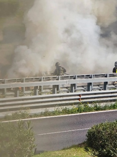 https://www.ragusanews.com/immagini_articoli/23-03-2025/1742745630-auto-a-fuoco-sulla-palermo-catania-a-bagheria-1-500.jpg