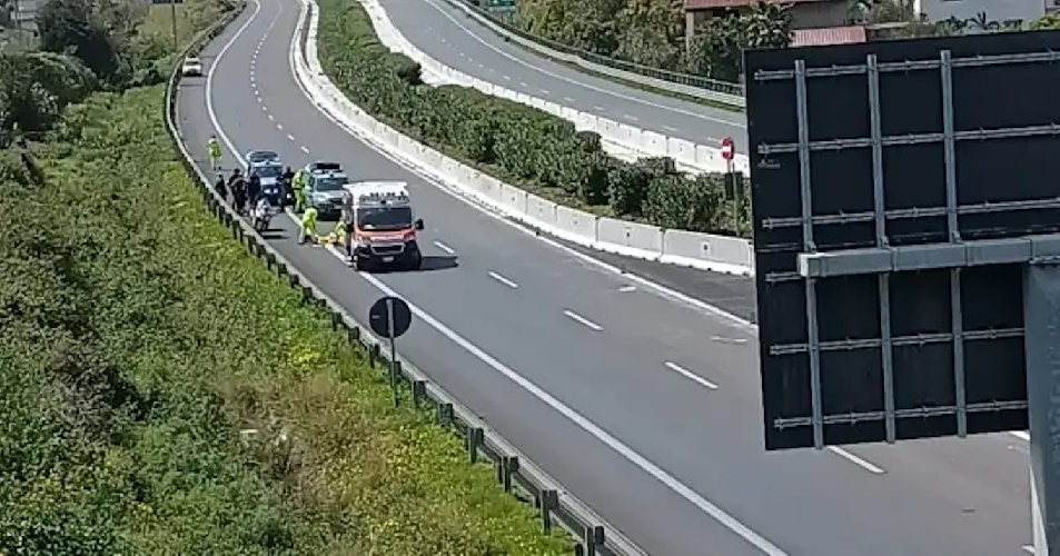 https://www.ragusanews.com/immagini_articoli/23-03-2025/tragico-incidente-stradale-sulla-messina-palermo-un-motociclista-e-morto-500.jpg