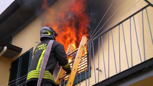 https://www.ragusanews.com/immagini_articoli/23-04-2024/a-fuoco-una-casa-a-comiso-arrivano-i-pompieri-300.jpg