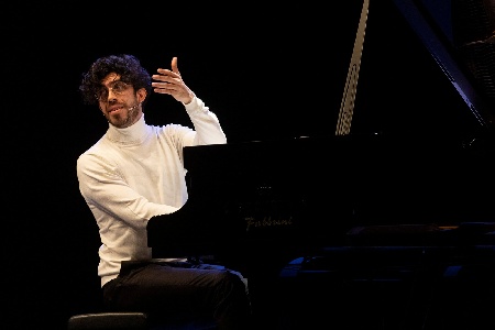 https://www.ragusanews.com/immagini_articoli/23-04-2024/debutto-in-cina-per-il-pianista-ruben-micieli-300.jpg
