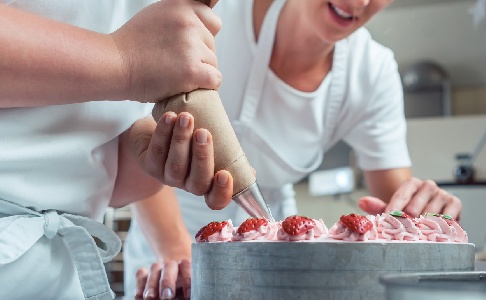 https://www.ragusanews.com/immagini_articoli/23-04-2025/finta-assunzione-in-pasticceria-per-rubargli-denaro-era-una-truffa-300.jpg