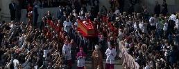 https://www.ragusanews.com/immagini_articoli/23-04-2025/via-al-rito-della-traslazione-la-salma-del-papa-attraversa-piazza-san-pietro-tra-migliaia-di-fedeli-100.jpg