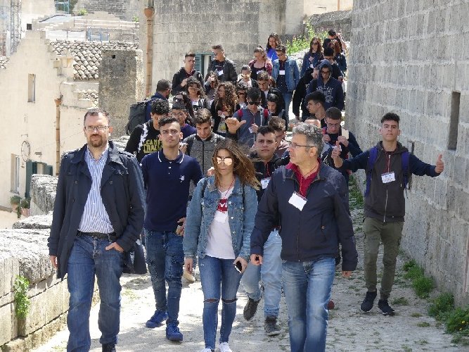 https://www.ragusanews.com/immagini_articoli/23-05-2018/studenti-ispica-presenti-matera-500.jpg