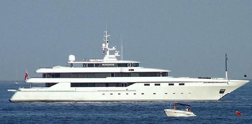 https://www.ragusanews.com/immagini_articoli/23-06-2017/yacht-moneikos-seconda-famiglia-ricca-ditalia-siracusa-500.jpg