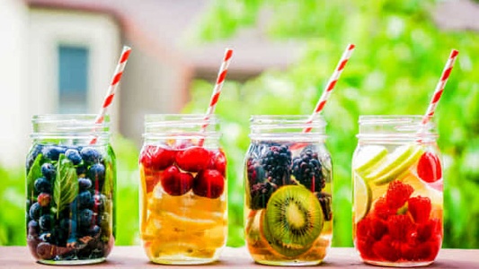 https://www.ragusanews.com/immagini_articoli/23-06-2023/dieta-detox-per-l-estate-300.jpg