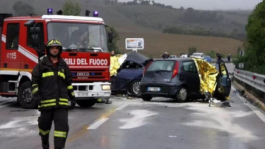 https://www.ragusanews.com/immagini_articoli/23-06-2024/donna-alla-guida-ubriaca-morti-una-20enne-e-un-bambino-di-16-mesi-300.jpg