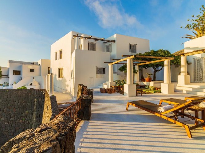 https://www.ragusanews.com/immagini_articoli/23-07-2019/1563873758-stromboli-in-vendita-di-dolce-gabbana-a-sei-milioni-e-mezzo-1-500.jpg
