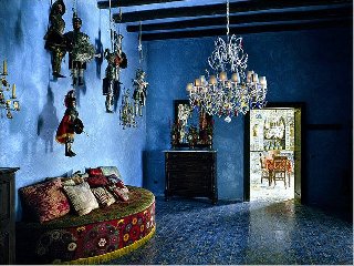 https://www.ragusanews.com/immagini_articoli/23-07-2019/1563875572-stromboli-in-vendita-di-dolce-gabbana-a-sei-milioni-e-mezzo-1-240.jpg