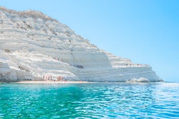 https://www.ragusanews.com/immagini_articoli/23-07-2020/la-scala-dei-turchi-e-il-luogo-del-cuore-fai-in-sicilia-240.jpg