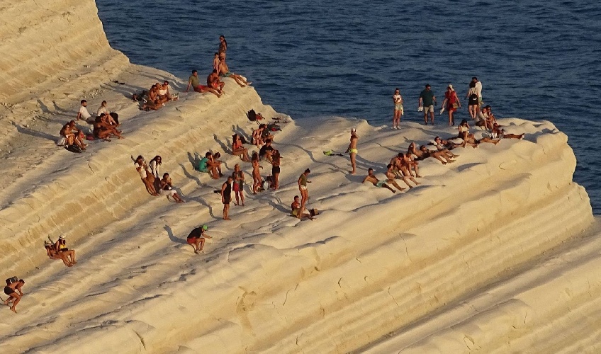 https://www.ragusanews.com/immagini_articoli/23-07-2021/la-scala-proibita-la-pattuglia-smonta-i-bagnanti-escono-al-tramonto-video-500.jpg