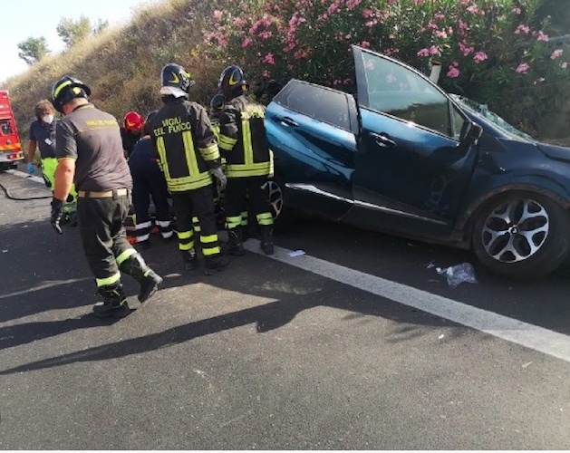 https://www.ragusanews.com/immagini_articoli/23-07-2023/incidente-a-coffa-automobilista-intrappolato-nell-auto-500.jpg