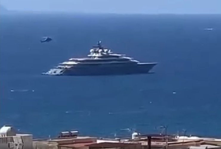 https://www.ragusanews.com/immagini_articoli/23-08-2021/jeff-bezos-in-elicottero-sullo-yacht-da-3-5-mln-a-settimana-video-500.jpg