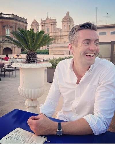 https://www.ragusanews.com/immagini_articoli/23-08-2023/noto-il-giornalista-della-bbc-ben-thompson-che-non-ama-i-rettili-500.jpg