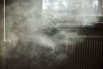 https://www.ragusanews.com/immagini_articoli/23-08-2024/modica-ammassa-rifiuti-nella-vasca-da-bagno-e-li-incendia-100.jpg
