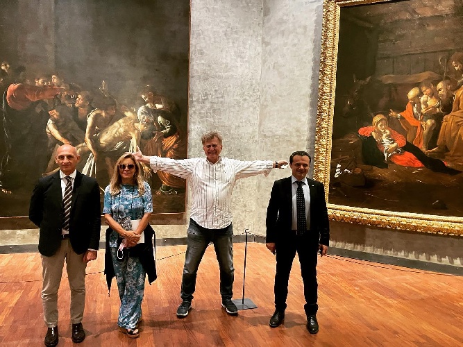 https://www.ragusanews.com/immagini_articoli/23-09-2021/red-ronnie-patetico-accontentato-da-sindaco-e-direttore-del-museo-video-500.jpg