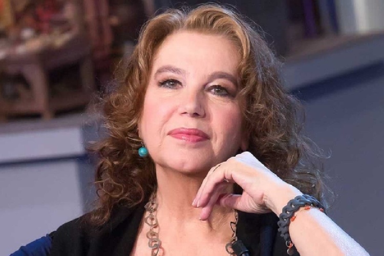 https://www.ragusanews.com/immagini_articoli/23-09-2022/stefania-sandrelli-gira-a-marina-di-ragusa-punta-secca-e-scicli-500.jpg
