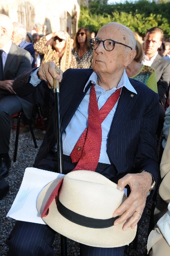 https://www.ragusanews.com/immagini_articoli/23-09-2023/1695459086-via-dei-serpenti-fra-patty-pravo-e-monicelli-il-barbiere-di-napolitano-1-500.jpg