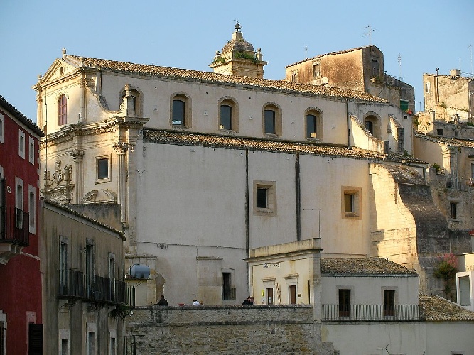 https://www.ragusanews.com/immagini_articoli/23-10-2021/1634982482-tre-chiese-molti-fantasmi-quando-l-eterno-riposo-e-rimandato-foto-4-500.jpg