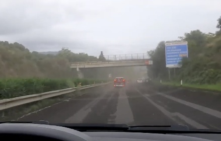 https://www.ragusanews.com/immagini_articoli/23-10-2021/eruzione-etna-in-autostrada-piovono-pietre-video-280.jpg