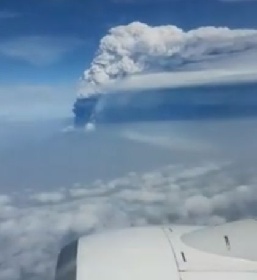 https://www.ragusanews.com/immagini_articoli/23-10-2021/l-eruzione-dell-etna-vista-in-diretta-dall-aereo-video-280.jpg