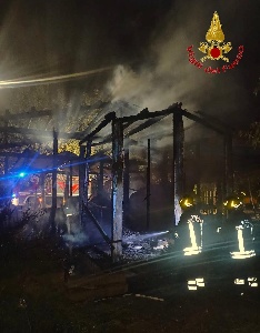 https://www.ragusanews.com/immagini_articoli/23-10-2023/pozzallo-incendio-distrugge-chalet-si-teme-il-dolo-video-300.jpg