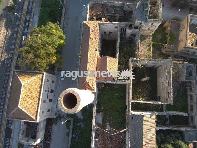 https://www.ragusanews.com/immagini_articoli/23-12-2018/distilleria-giuffrida-qualcuno-occupi-amianto-tumori-500.jpg