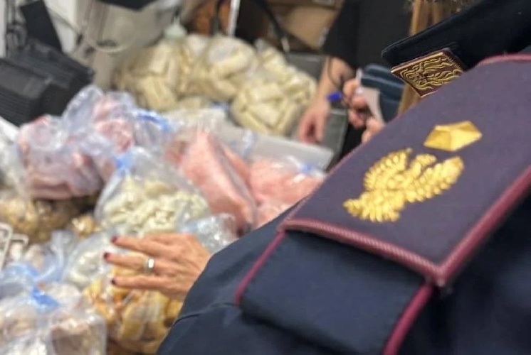 https://www.ragusanews.com/immagini_articoli/23-12-2024/venti-chili-di-alimenti-non-tracciati-maxi-multa-a-bar-in-centro-a-catania-500.jpg