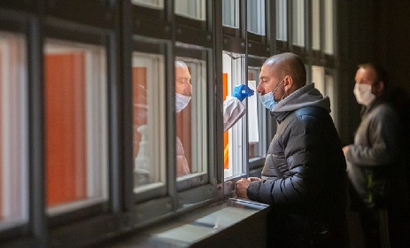 https://www.ragusanews.com/immagini_articoli/24-02-2022/covid-300-siciliani-al-mese-salvati-da-vaccini-un-milione-rischia-ancora-280.jpg