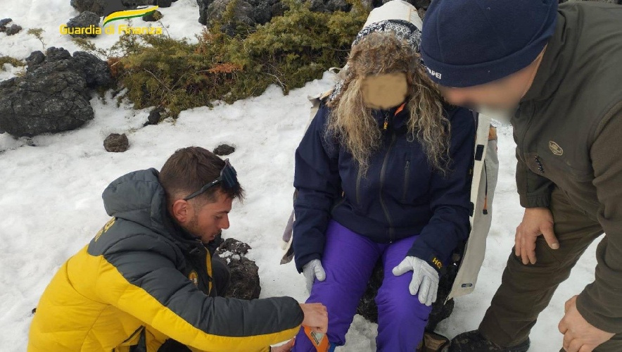 https://www.ragusanews.com/immagini_articoli/24-02-2025/etna-si-fa-male-vicino-al-fronte-lavico-arriva-la-motoslitta-500.jpg