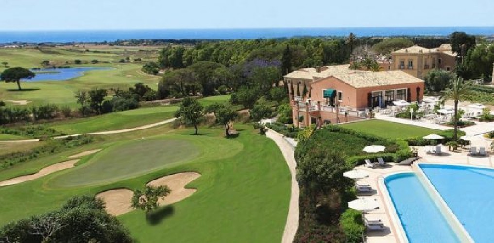 https://www.ragusanews.com/immagini_articoli/24-04-2020/venduto-il-donnafugata-resort-muore-il-golf-a-ragusa-500.jpg