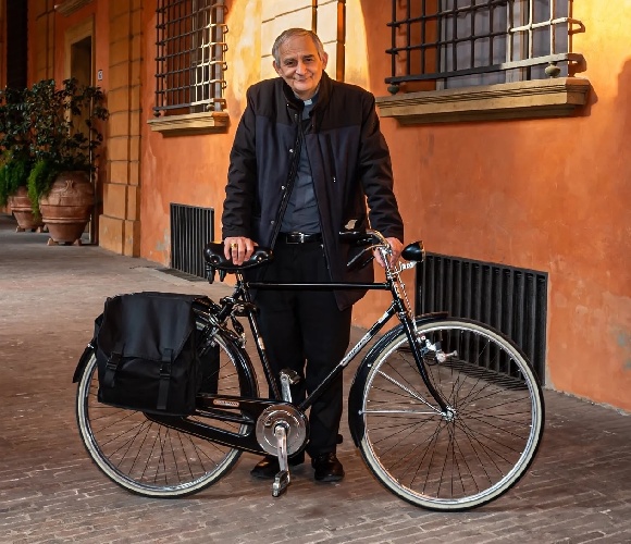 https://www.ragusanews.com/immagini_articoli/24-04-2025/don-matteo-zuppi-compagno-di-classe-di-de-gregori-viaggia-in-bicicletta-l-uomo-candidato-papa-500.jpg
