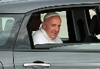 https://www.ragusanews.com/immagini_articoli/24-04-2025/la-guardia-del-corpo-del-papa-fuggiva-con-l-autista-abbassava-il-finestrino-e-salutava-ai-semafori-100.jpg