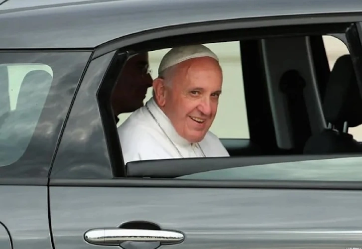 https://www.ragusanews.com/immagini_articoli/24-04-2025/la-guardia-del-corpo-del-papa-fuggiva-con-l-autista-abbassava-il-finestrino-e-salutava-ai-semafori-500.webp