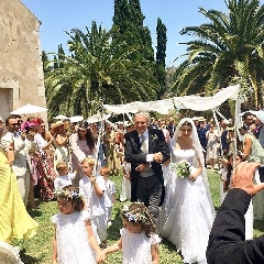 https://www.ragusanews.com/immagini_articoli/24-06-2017/1498332939-luisa-beccaria-sposata-figlia-lucilla-1-240.jpg