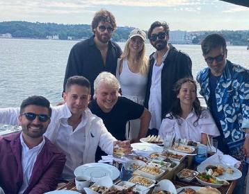 https://www.ragusanews.com/immagini_articoli/24-06-2021/1624536129-diletta-leotta-con-can-yaman-e-la-suocera-2-280.jpg