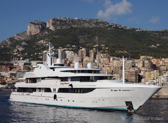 https://www.ragusanews.com/immagini_articoli/24-06-2022/1656073624-yacht-il-lady-marina-e-approdato-alle-eolie-1-500.jpg