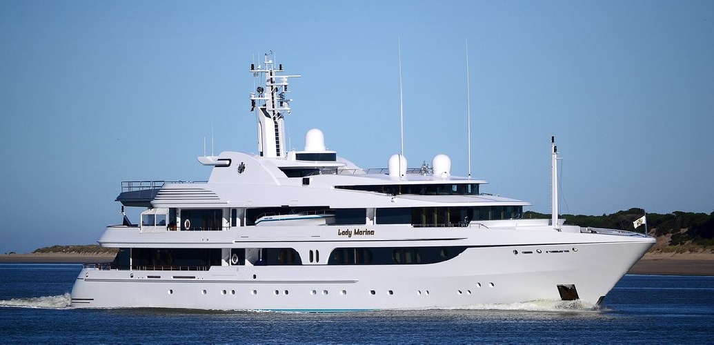 https://www.ragusanews.com/immagini_articoli/24-06-2022/1656073671-yacht-il-lady-marina-e-approdato-alle-eolie-2-500.jpg