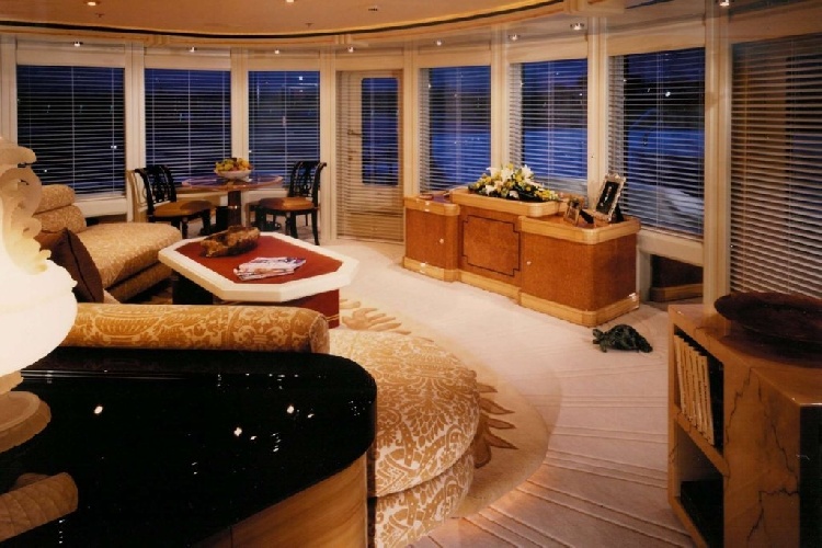 https://www.ragusanews.com/immagini_articoli/24-06-2022/1656073785-yacht-il-lady-marina-e-approdato-alle-eolie-3-500.jpg