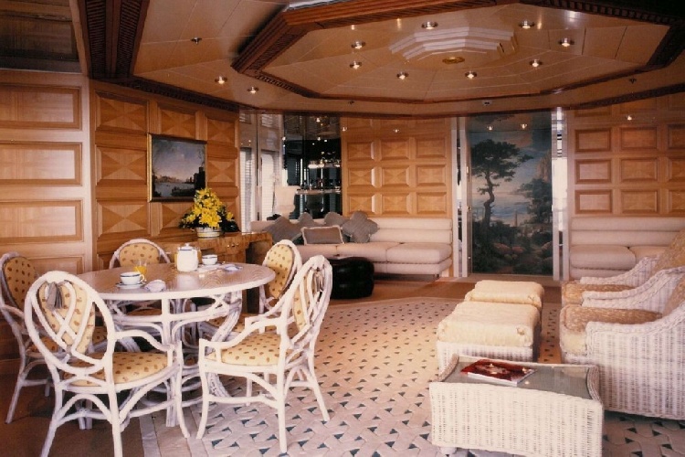 https://www.ragusanews.com/immagini_articoli/24-06-2022/1656073832-yacht-il-lady-marina-e-approdato-alle-eolie-6-500.jpg