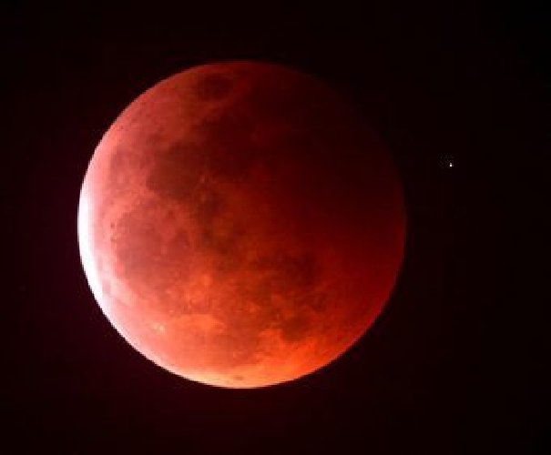 https://www.ragusanews.com/immagini_articoli/24-07-2018/villa-penna-eclissi-luna-lunga-secolo-500.jpg