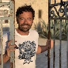 https://www.ragusanews.com/immagini_articoli/24-08-2021/alberto-matano-in-vacanza-a-frigintini-foto-100.jpg