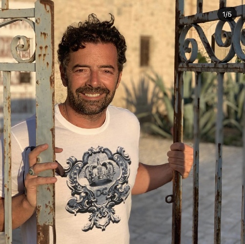 https://www.ragusanews.com/immagini_articoli/24-08-2021/alberto-matano-in-vacanza-a-frigintini-foto-500.jpg